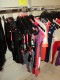 Agencement de magasin, stock de vêtements