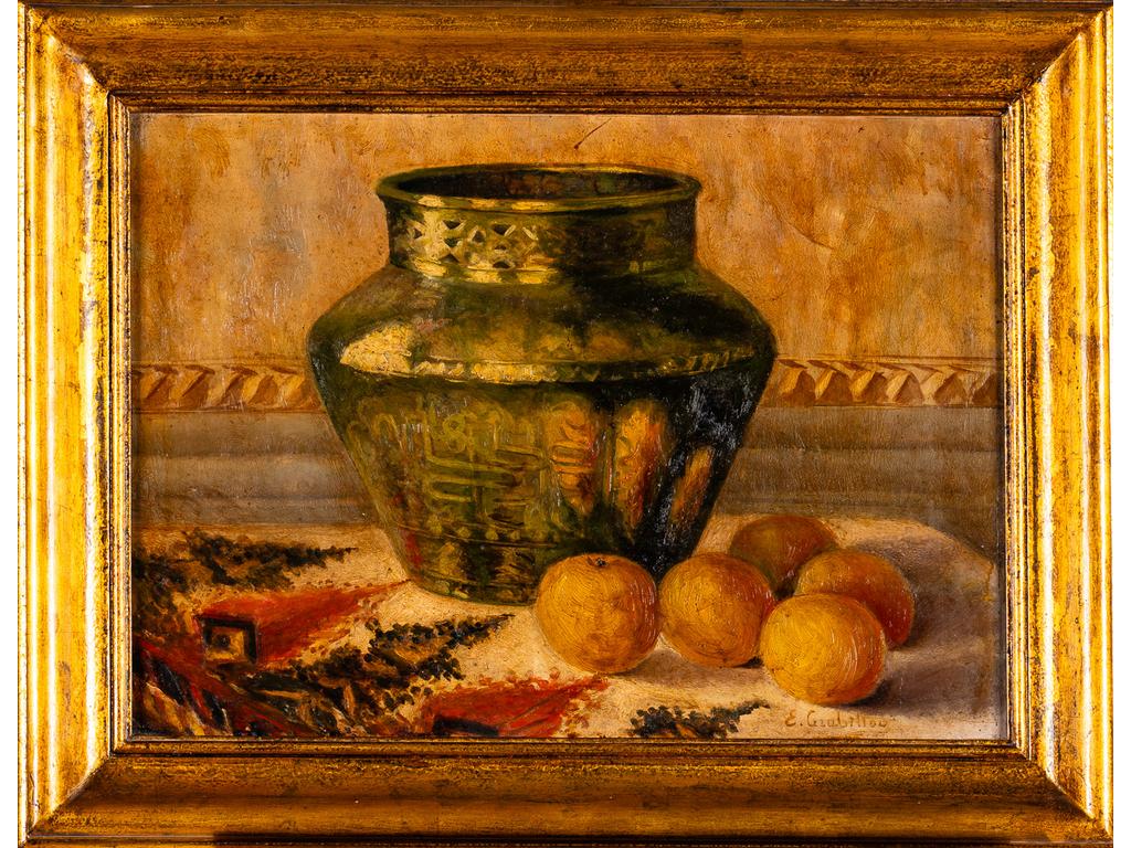Ecole orientaliste du XXème siècle: Nature morte au vase en dinanderie. Huile sur panneau signée en bas à droite E. GRABILLOU (?). Dimensions: 41x56 cm.