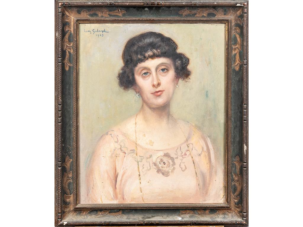 Léon GALAND : Portrait de femme. Huile sur toile signée en haut à gauche et daté 1923. Dim : 61x50 cm.