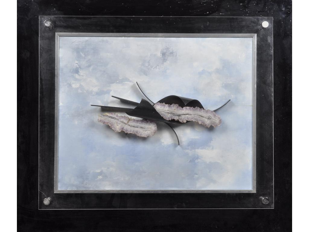 Composition décorative composée de feuilles et lames métalliques, d'une géode d'améthyste tranchée et présentée sur un ciel nuageux peint à l'huile sur une toile marouflée. L'ensemble présenté dans un cadre en plexiglass. Dim. totales : 93x109 cm.