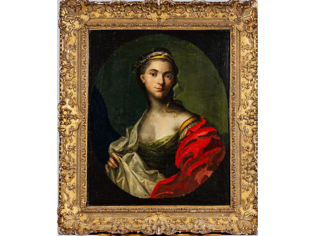 Ecole Française du XVIIIème siècle : Portrait de femme au ruban. Huile sur toile dans un joli cadre en bois sculpté et doré d'époque XVIIIème siècle. (Rentoilage, importantes restaurations et repeints). Dim : 73 x 59 cm.