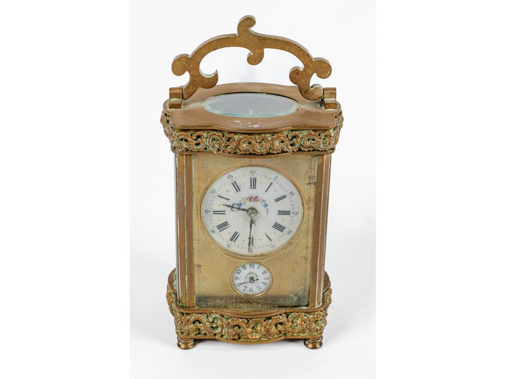 Petite pendulette de voyage en bronze présentant deux cadrans émaillés blanc. Fin XIXème Siècle (petits éclats au verre et oxydations). Dim. : 12x8x6 cm.
