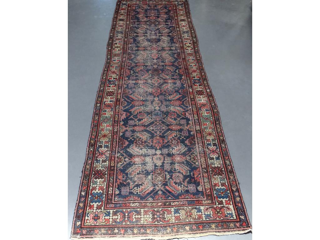 IRAN : Tapis galerie en laine (usures). Dim : 383 x 113 cm.