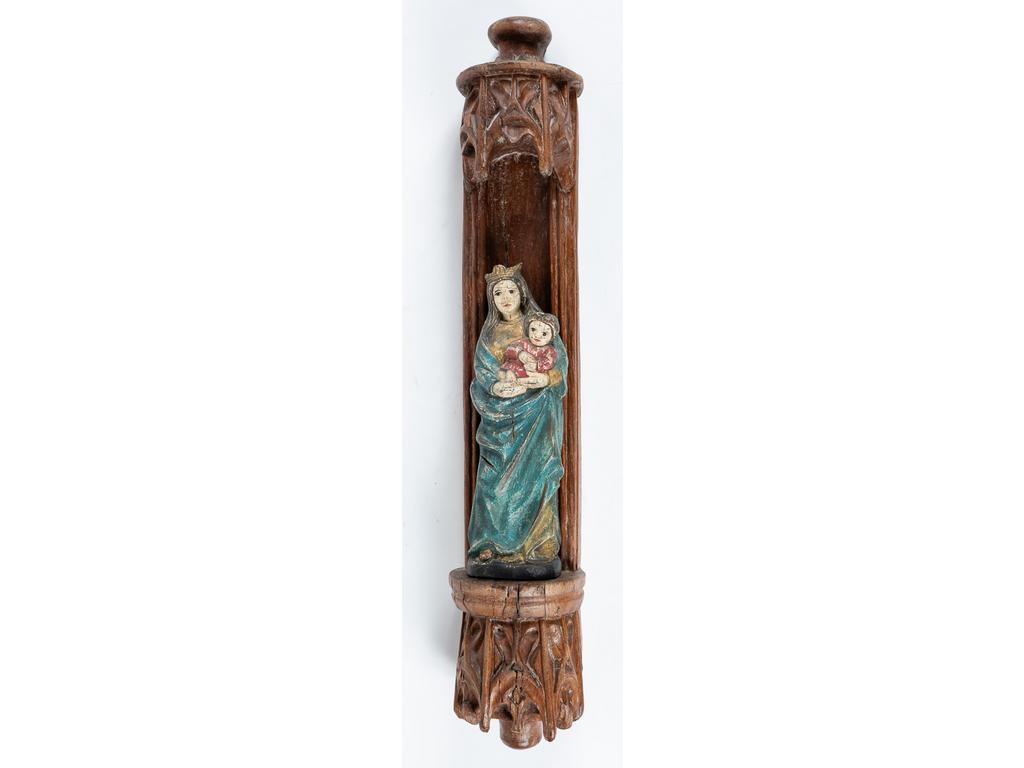Vierge à l'enfant de style gothique en bois sculpté polychrome reposant sur une chair surmontée d'un dais d'époque postérieure. Haut : 27 cm. Haut totale : 65 cm