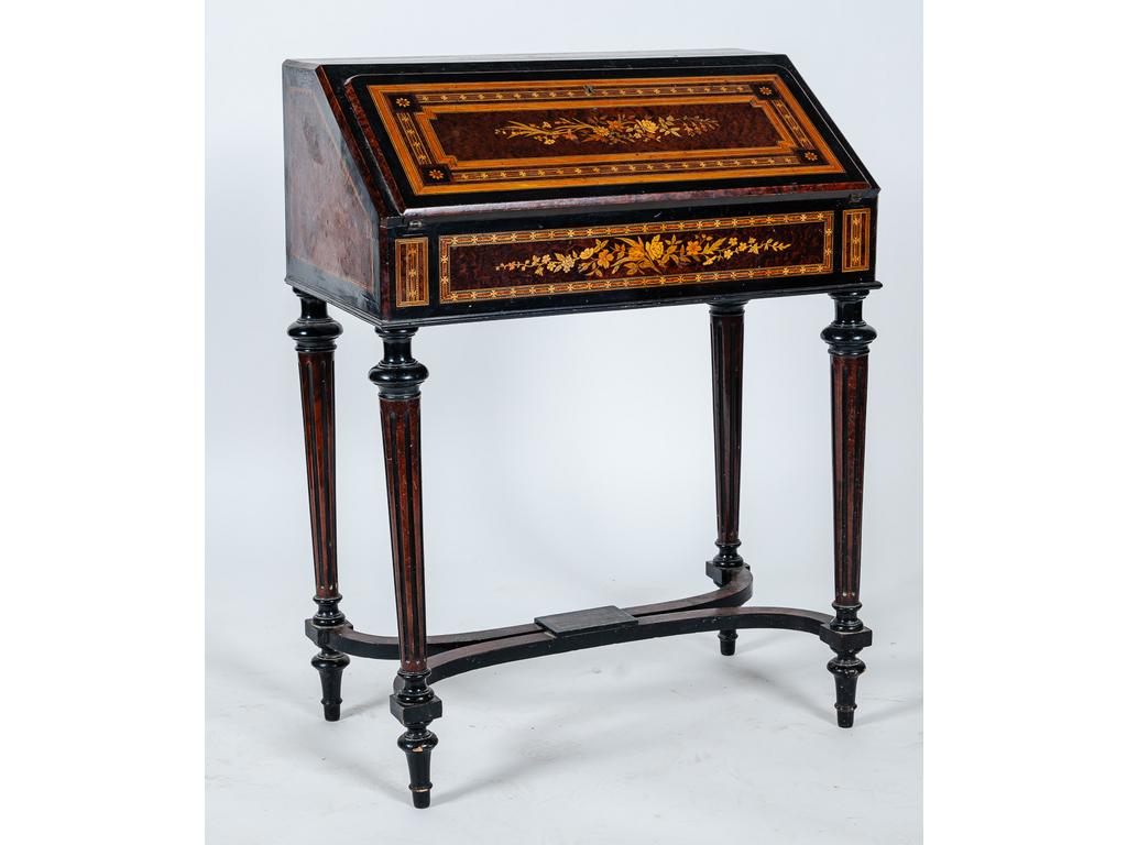 Bureau dos d'âne de style Louis XV en bois de placage à décor marqueté de fleurs ouvrant par un abattant découvrant trois petits tiroirs en gradin et un casier. Epoque Napoléon III. (Chocs et fentes). Dimensions: 93x70x41 cm.