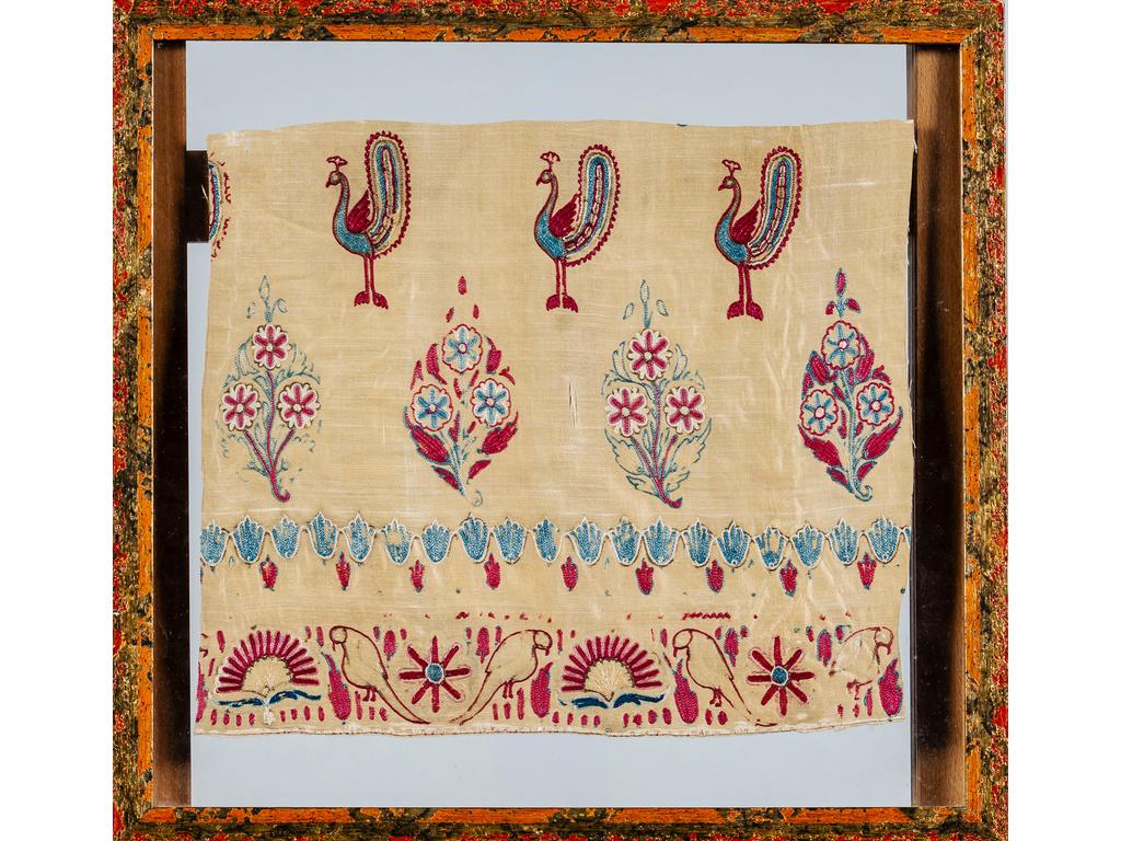ASIE CENTRALE : Fragment de soie brodée à décor de frises d'oiseaux et fleurs. Epoque XIXème siècle. Encadré sous verre. (Petite déchirure et usures). Dim du cadre : 48 x 50.5 cm.
