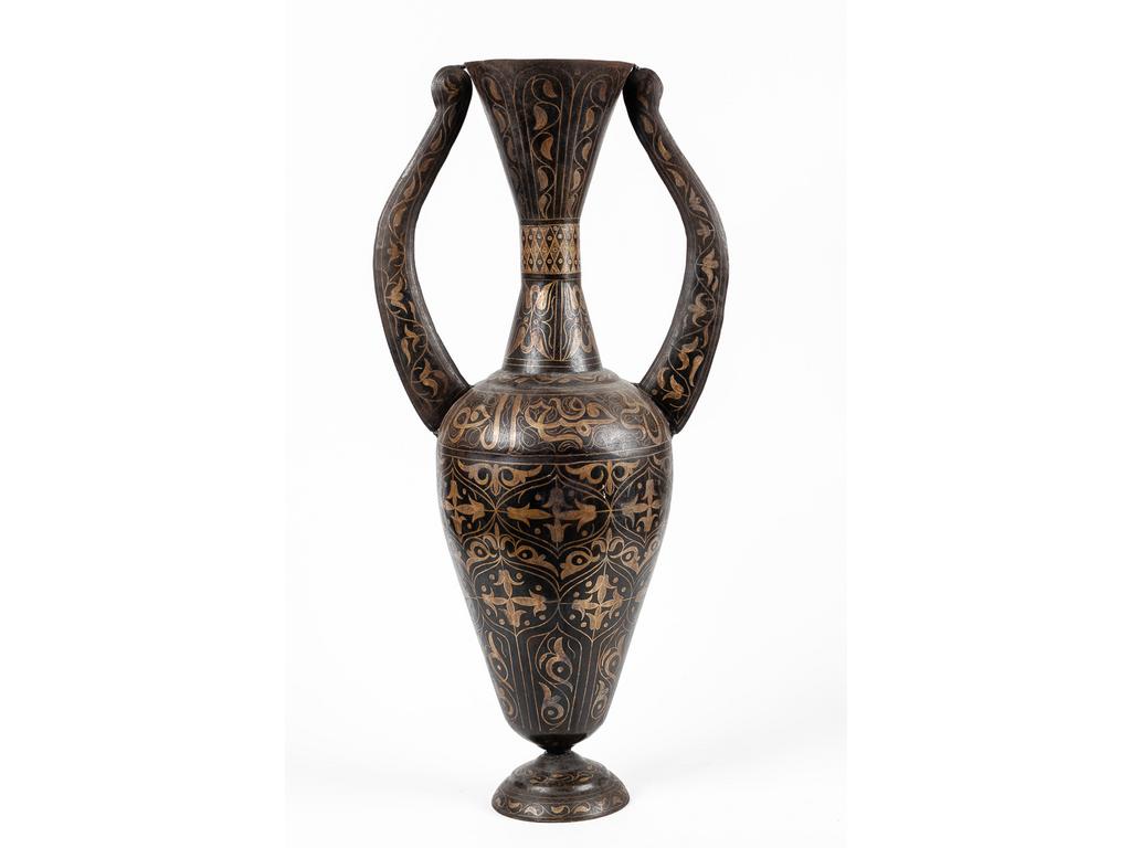 Grand vase balustre en métal à décor de fleurs incrustées de fils de laiton. Travail Persan. (Piédouche ressoudé). Hauteur : 85 cm.