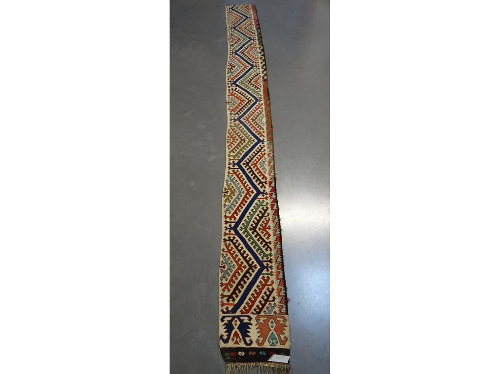 Fragment de tapis Kilim : Dim : 317 x 32 cm.