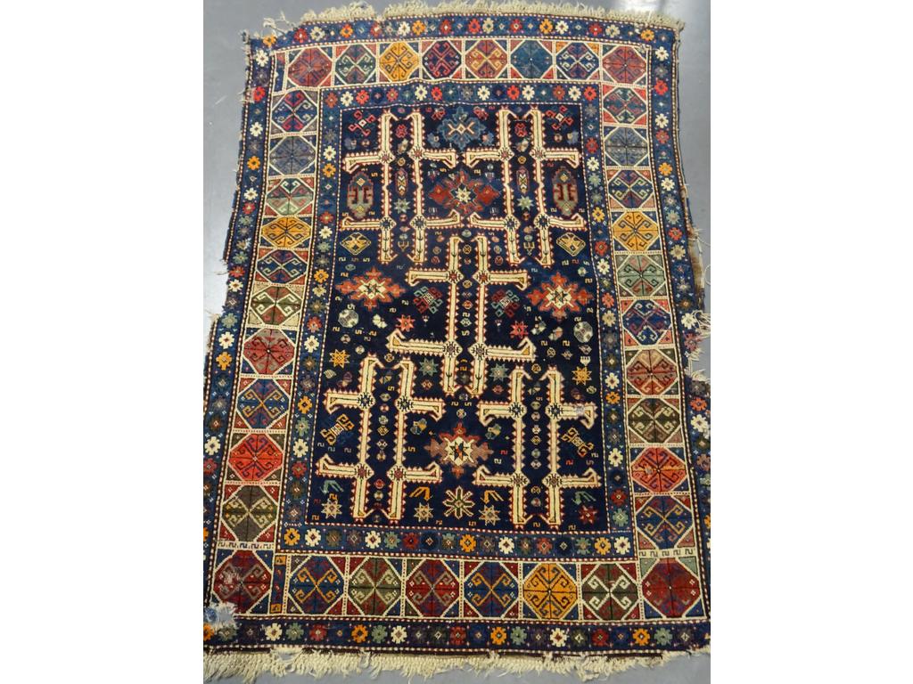 CAUCASE : Petit tapis en laine polychrome à décor péripedile. (Importantes usures et trous, vendu en l'état). Dim : 166 x 118 cm.