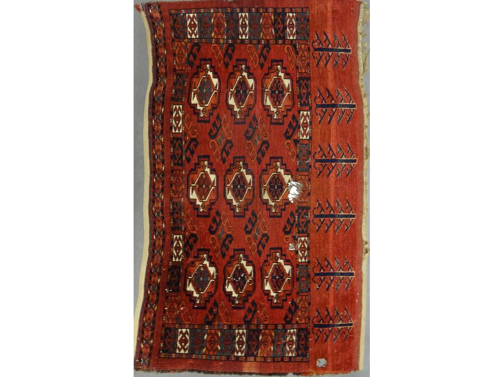 Petit tapis Bokhara en laine. (Importants trous). Dim : 139 x 83 cm.