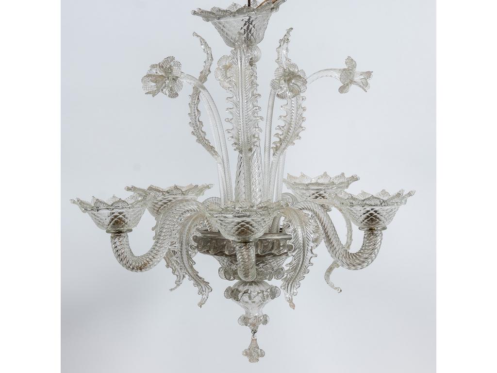 MURANO : Lustre en verre soufflé à décor de fleurs et feuillage éclairant par cinq bras de lumière. (accidents et manque deux tiges de feuillage). Haut : 75 cm