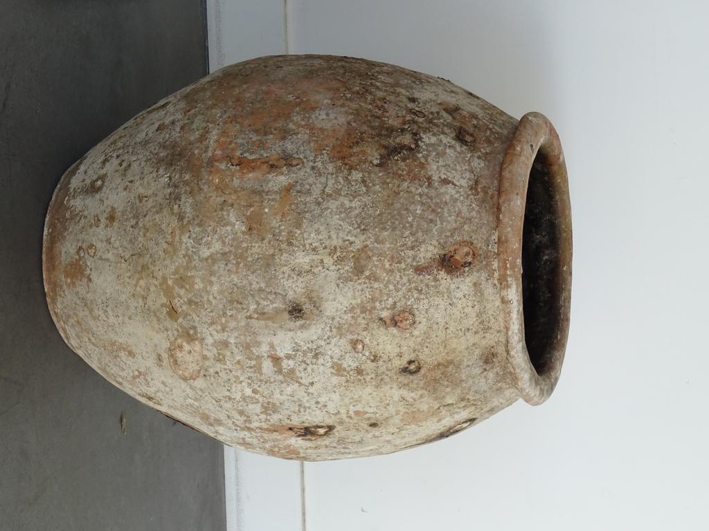 BIOT : Petite jarre en terre cuite naturelle à patine du temps. Hauteur : 47 cm. (petits éclats)
