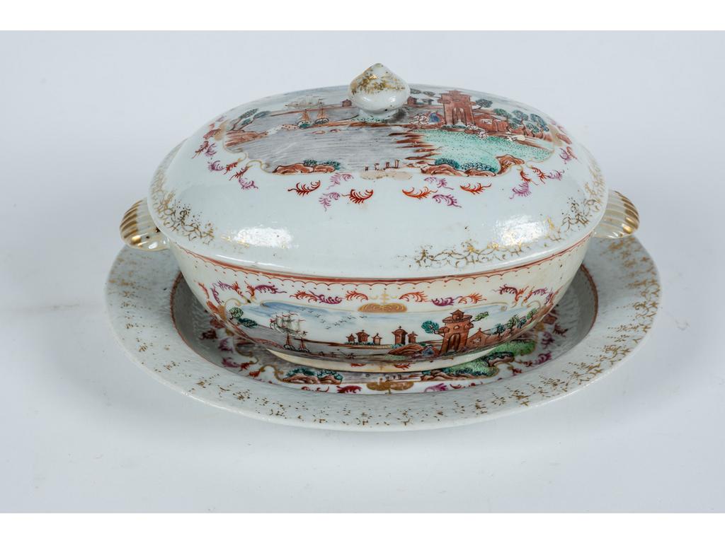 CHINE : Petite terrine ovale couverte et son plateau ovale en porcelaine à décor polychrome de paysages animés dans le style de Meissen. Epoque QUIANLONG - XVIIIème siècle. (Usures au décor). Longueur du plateau : 25cm. Expert Cyrille Froissart