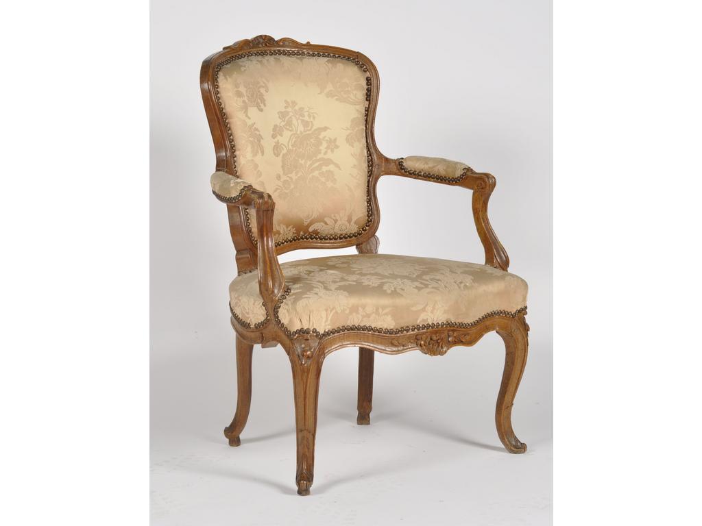 Fauteuil cabriolet d'époque Louis XV, mouluré et sculpté de fleurettes. (accotoirs vermoulus, renfort métallique à l'arrière du dossier)