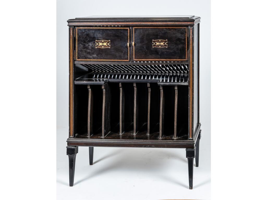 Meuble range-disques en bois teinté noir, marqueté de filet et motifs en laiton. Ouvrant par deux petites portes. Epoque Art Déco. (trois compartiments centraux à refixer). Dim : 120 x 92 x 47 cm.
