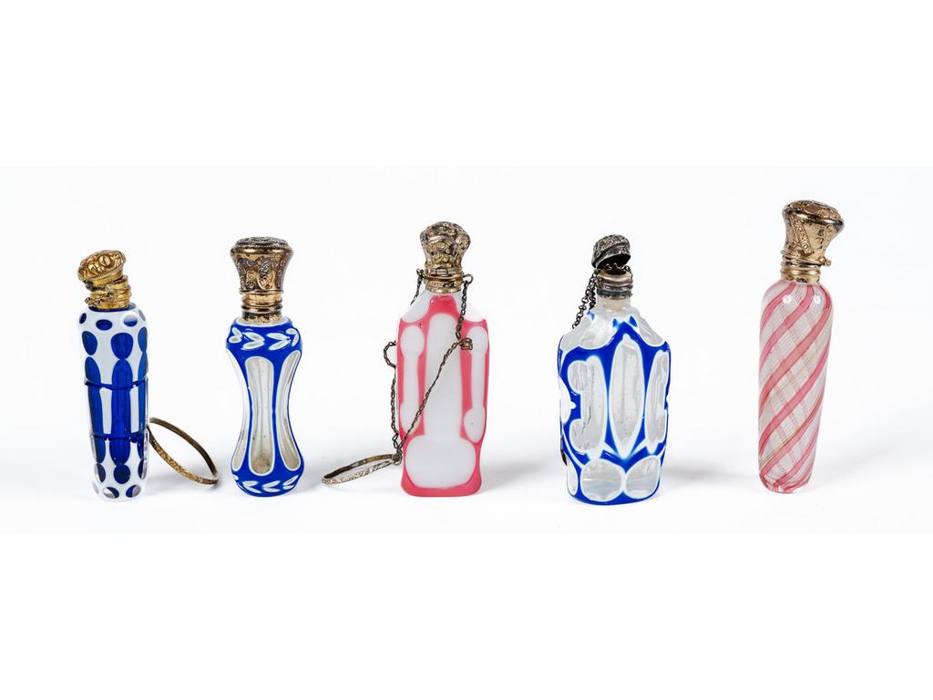 Petit lot de cinq flacons en verre doublé à motif overlay et un à motif filigrané. Hauteur : 6 cm.