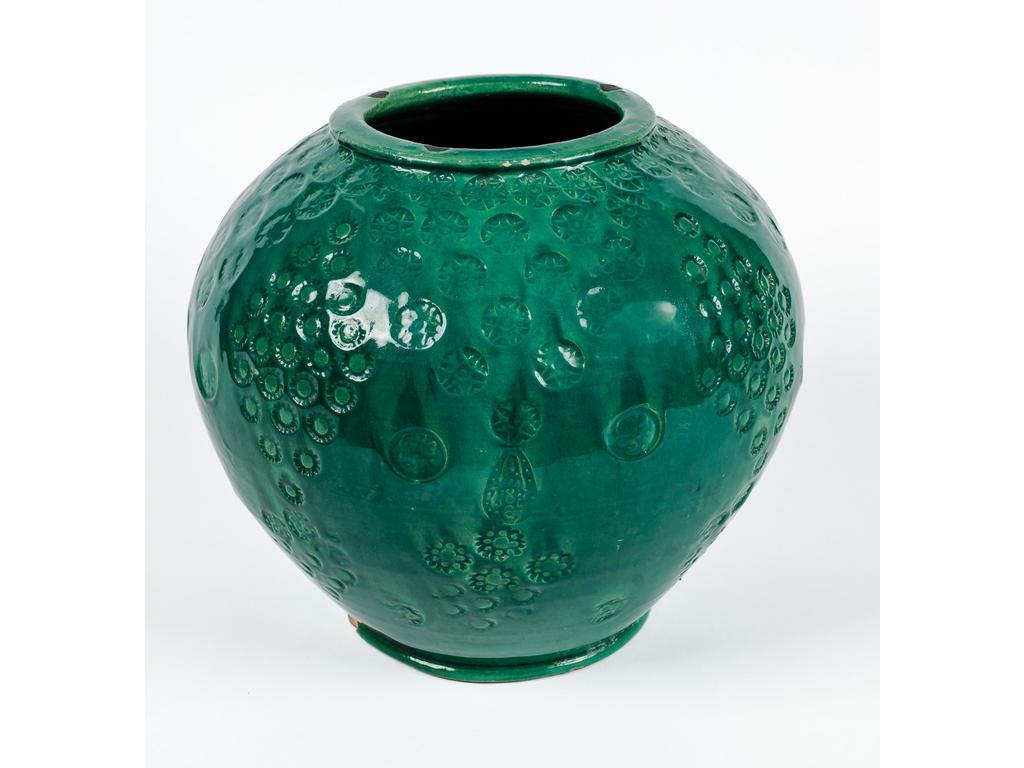 Vase boule en céramique émaillée verte à décor estampé. Travail oriental. (Petits éclats). Hauteur : 27 cm.