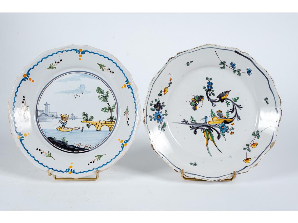 NEVERS : Assiette en faïence d'époque XVIIIème siècle à décor dit au pont et au pêcheur. Diamètre : 23 cm. On y joint une assiette de la Rochelle à décor de paysage animé, oiseaux et fleurs. XVIIIe. Diamètre : 23.5 cm. (Petits éclats sur le pourtour).
