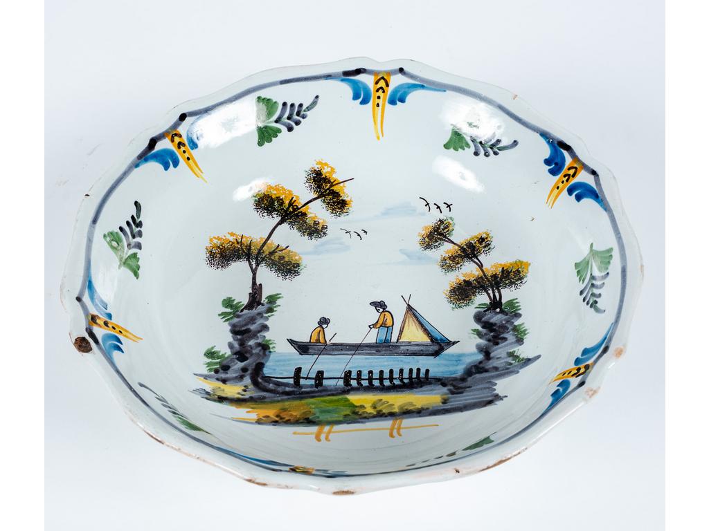 NEVERS : Un saladier en faïence polychrome à décor de pêcheurs sur une barque. Epoque XVIIIème siècle. (petits éclats). Diamètre : 31.5 cm.