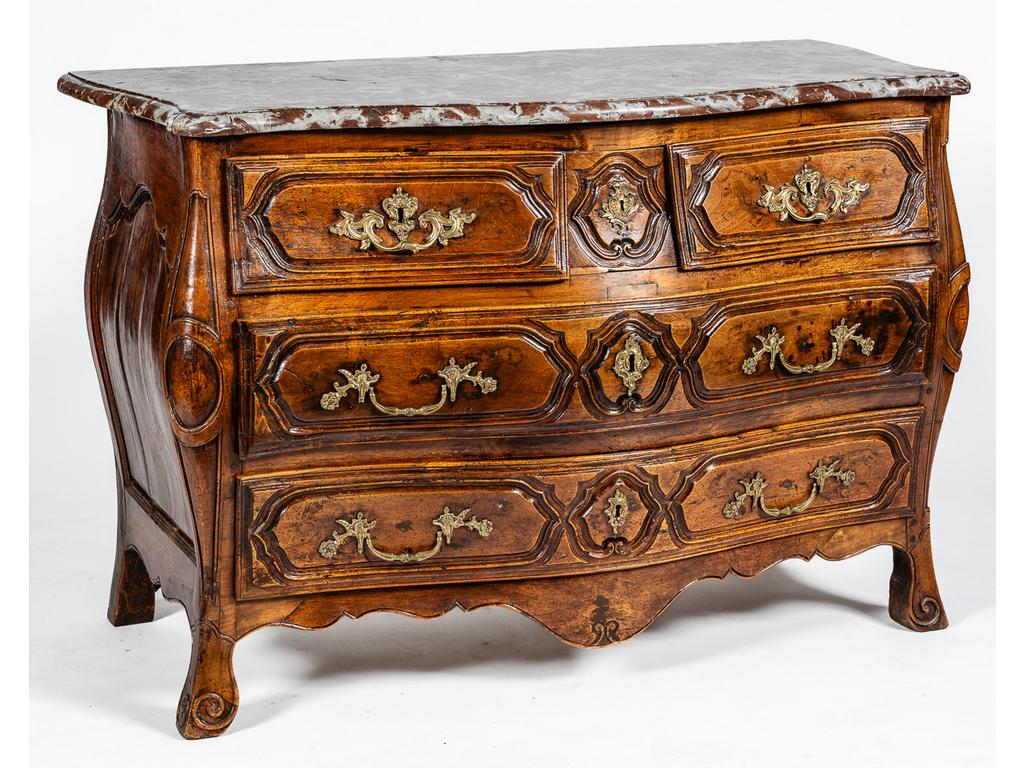 Commode tombeau galbée toutes faces d'époque Louis XV en noyer mouluré ouvrant par quatre tiroirs sur trois rangs. (Plateau de marbre restauré et petits éclats, chocs, trous de xylophages, restaurations à une traverse et pourtour de tiroir). Dim : 87 x 128 x 64 cm.