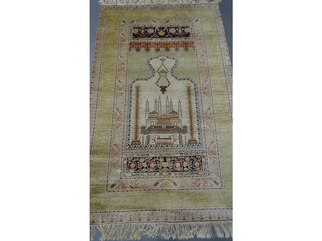 TURQUIE : Tapis de prière en laine à décor d'une mosquée. Dim : 208 x 130 cm.