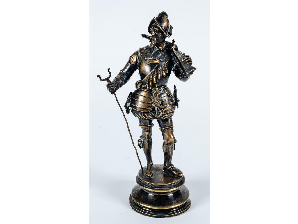 Emile GUILLEMIN (1841-1907) : Conquistador à l'arquebuse. Sujet en bronze argenté, signé sur la terrasse. (Enfoncement au socle et fourquine tordu, usures à la patine et épée cassée). Hauteur : 23.5 cm.