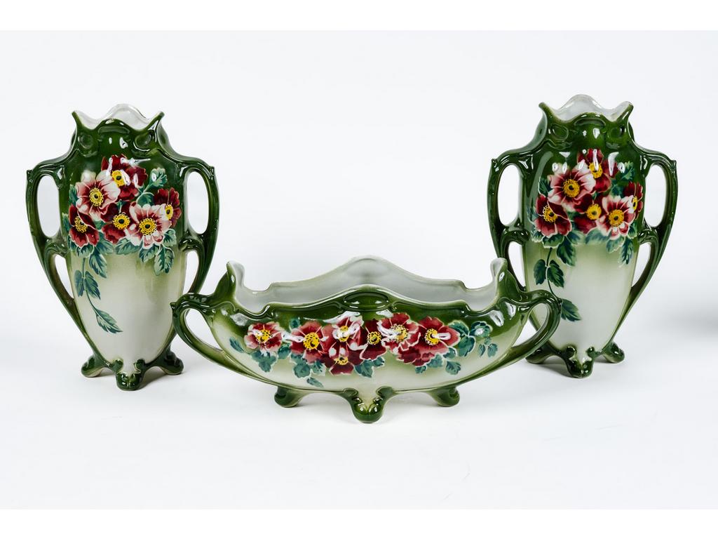 LUNEVILLE KELLER et GUERIN : Garniture de cheminée en faïence fine à décor imprimé de fleurs sur fond vert. Epoque 1900. Signé. (Bon état). Hauteur du vase : 29 cm.