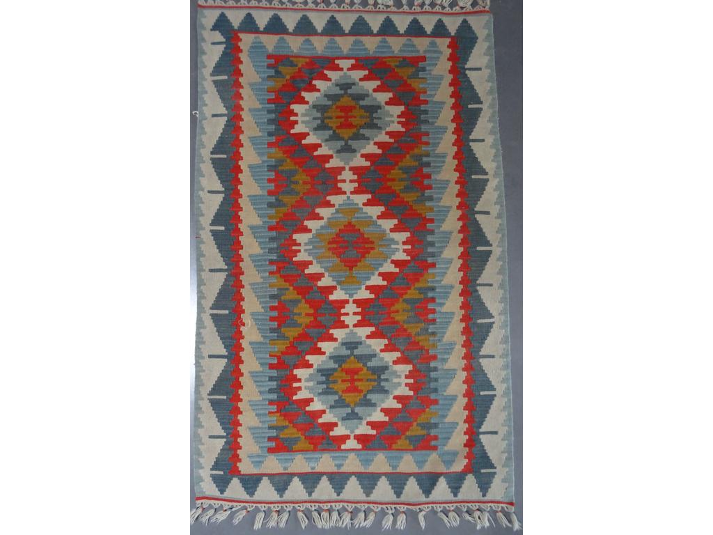 Tapis KILIM en laine à décor géométrique. Dim : 170 x 104 cm.