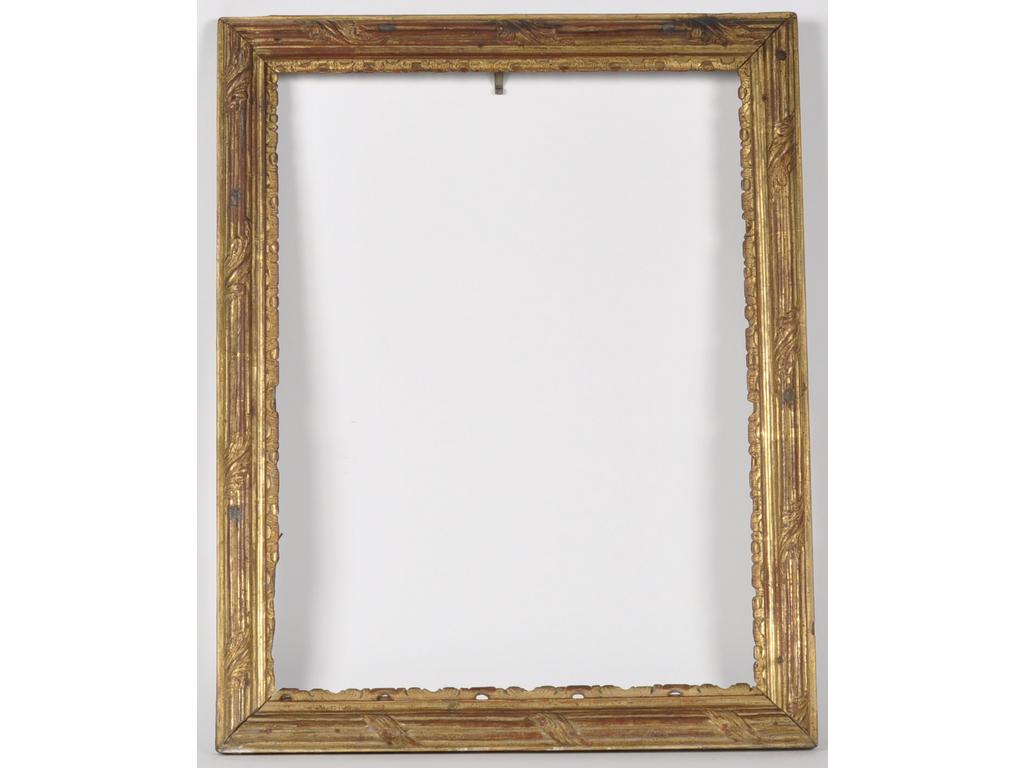 Cadre en bois sculpté et doré à décor de feuilles d'acanthes et canaux. Epoque XVIIIème siècle. (Anciennes restaurations et traces de brulures). Dim intérieur : 55.5 x 42 cm. Dim extérieur : 65 x 51.5 cm.