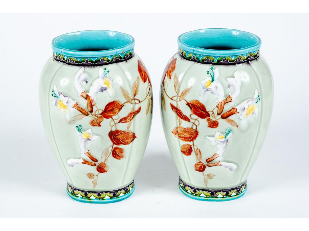 Jolie paire de vases en faïence fine à décor émaillé d'ancolies sur fond vert céladon. Epoque 1900. A rapprocher des productions de Théodore Deck. Hauteur : 21 cm. Bon état.