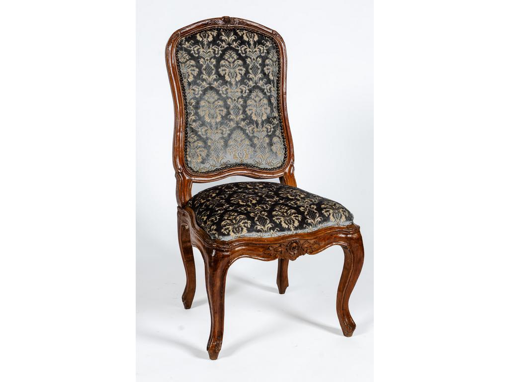 Chauffeuse d'époque Louis XV en bois naturel mouluré et sculpté de fleurs. Assise à châssis. (Anciennement à châssis pour le dossier). Avec renforts sous la ceinture.