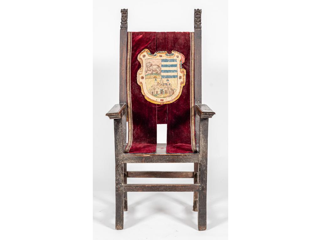 Chaise à bras en bois naturel à deux bandeaux ornés de motifs sculptés à dossier ajouré de style. Epoque XVIIème siècle. (En l'état).