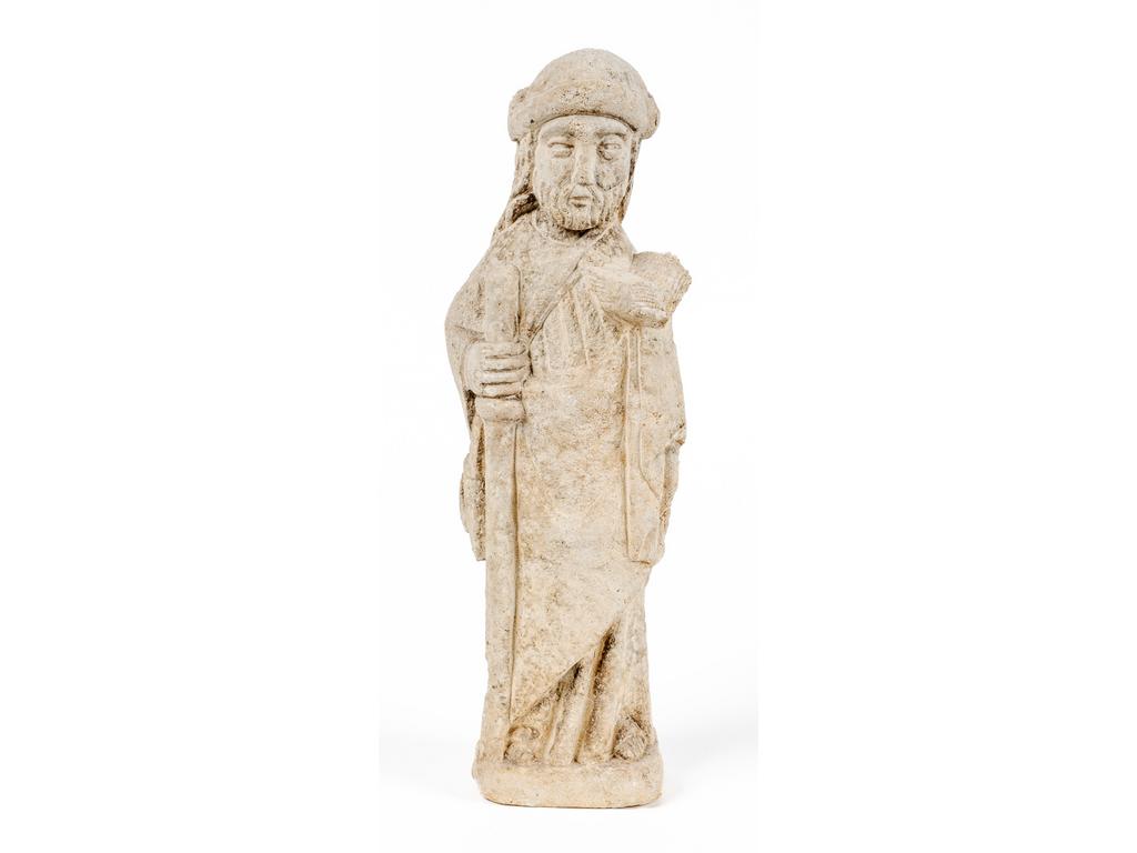 Statuette en pierre reconstituée de style romane figurant Saint-Jacques de Compostelle. Hauteur : 29 cm.