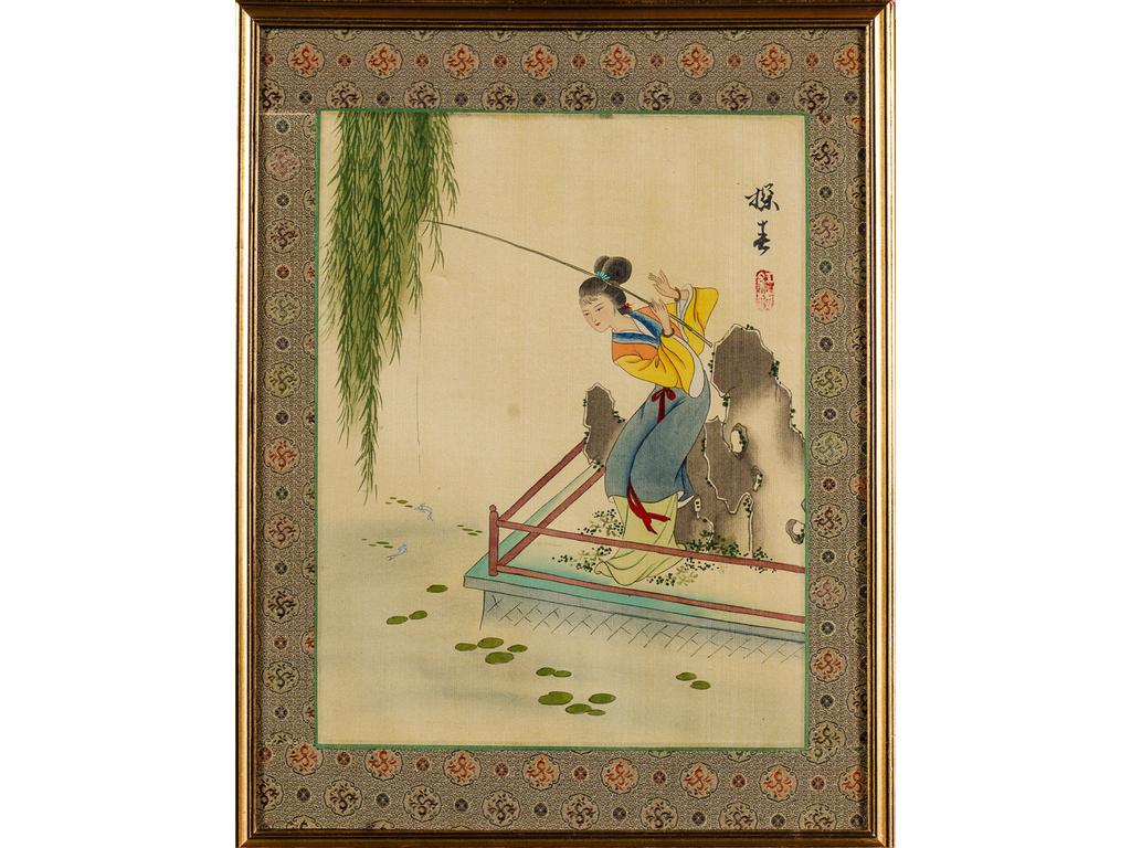 CHINE : Femme à la canne à pêche. Impression sur soie rehaussée. Dim : 29.5 x 22.5 cm.