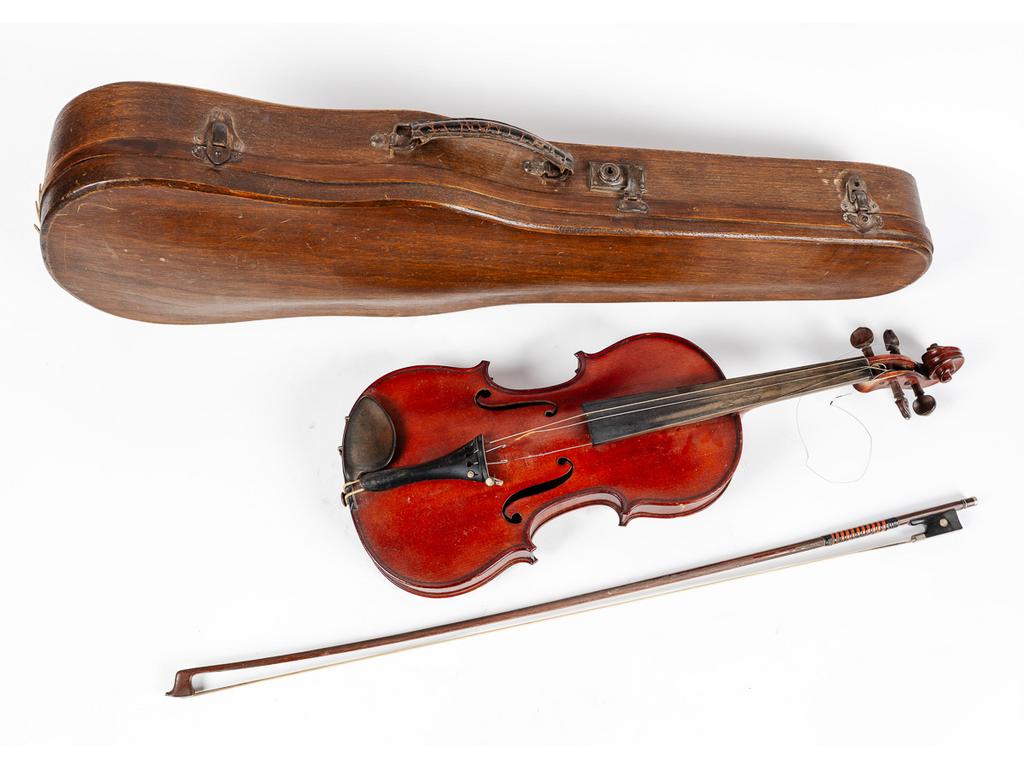 Un violon d'étude portant une étiquette