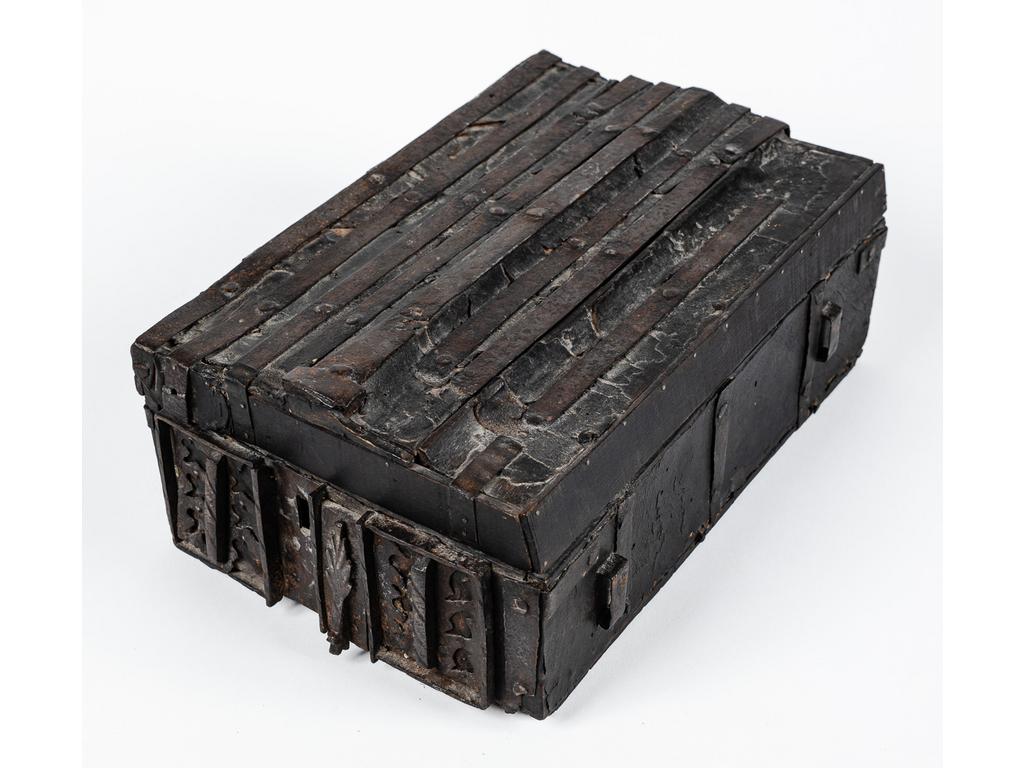 Coffret de messager en bois, cuir et fer forgé. Intérieur garni de velours. Epoque XVIème siècle. (Déchirure au cuir, manques, ouvert sans la clé). Dim : 10.5 x 27.5 x 18 cm.