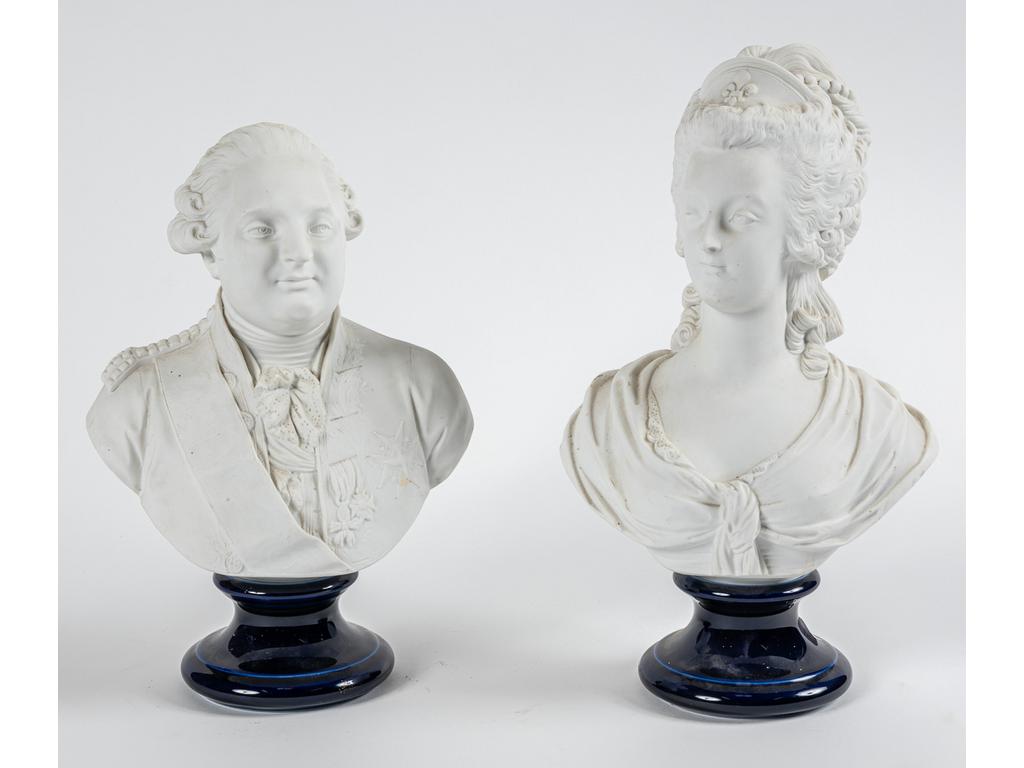 Bustes de Louis XVI et de Marie Antoinette en biscuit de porcelaine sur socles émaillés gros-bleu. (Eclat important sur le socle du buste de Louis XVI). Hauteurs : 29 et 32 cm.
