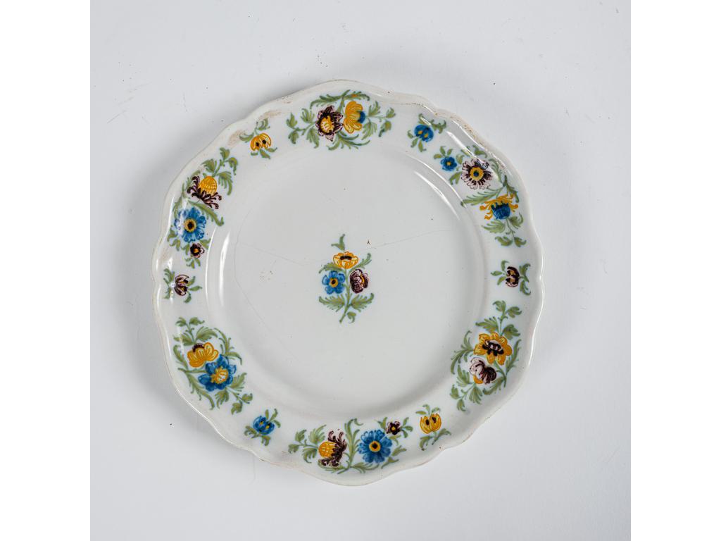 MARSEILLE ou MOUSTIERS : Assiette en faïence à décor peint de fleurs de solanacées. Epoque XVIIIème siècle. Diamètre : 25 cm. (Cheveux).