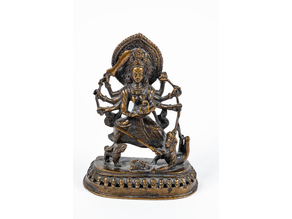ASIE : Sujet en bronze patiné représentant la divinité DURGA terrassant le démon MAHISHASURA (Accident au trident). Hauteur : 17 cm.