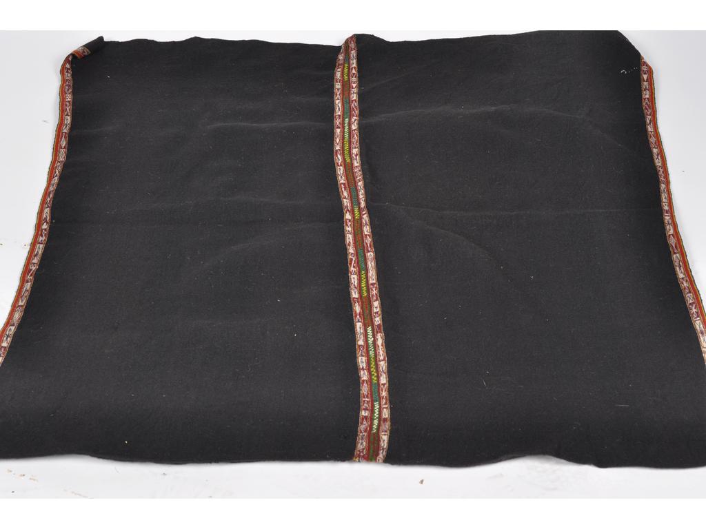 PEROU : Cinq textiles en alpaga à décor de motifs géométriques. (Usures et déchirures). Dim du plus petit et du plus grand : 72 x 68 cm et 106 x 95 cm.