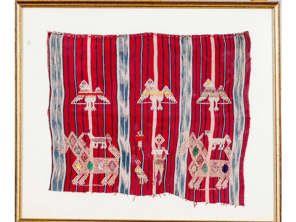 Amérique du Sud - Guatemala : Fragment de tissu brodé à décor de personnages et d'animaux stylisés. Encadré sous verre. Dim tissu : 33.5 x 38 cm.