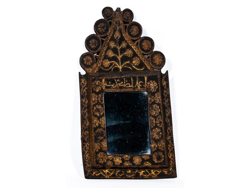 ASIE CENTRALE - Samarkande : Petit miroir à fronton en bois sculpté à décor de végétaux stylisés, écriture coufique et rehauts dorés. Dim : 64 x 36 cm.