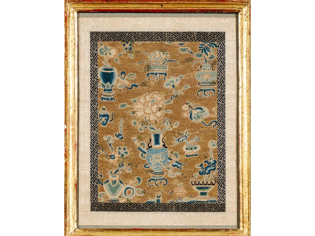 CHINE : Soie brodée de fils d'or à décor de vases fleuris. (Manques et accidents). Dim : 24 x 18 cm.