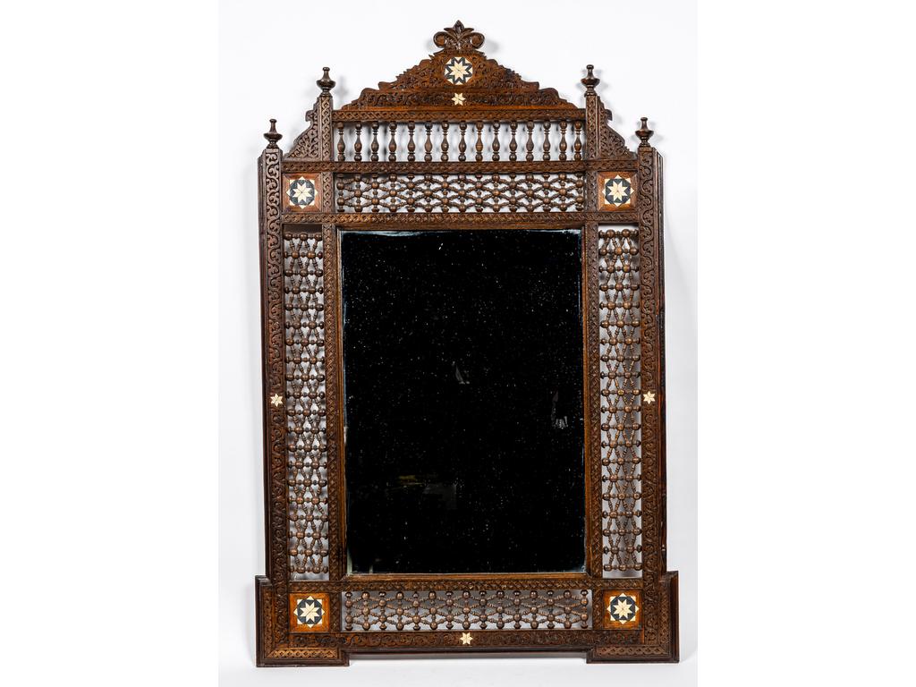 Joli miroir à fronton de style Syrien en bois tourné et ajouré à décor d'étoiles en incrustation d'os. (Infimes manques). Dim : 128.5 x 81 cm.