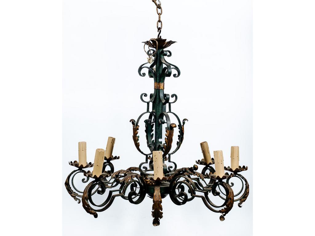 Lustre en métal et tôle laquée éclairant par huit bras de lumière et à décor de volutes et feuilles d'acanthes. Hauteur sans la chaine : 76 cm. Diamètre : 84 cm.