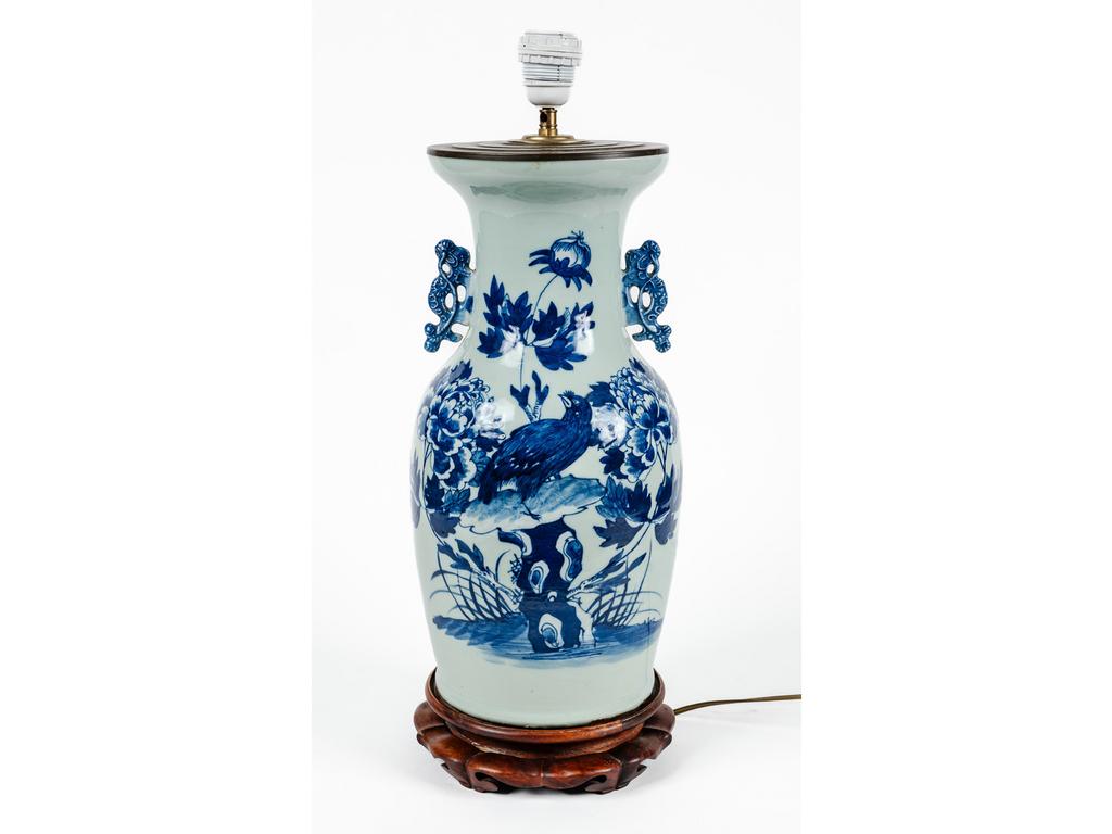 CHINE : Vase balustre en porcelaine à décor bleu et blanc d'un oiseau branché. Monté en lampe (percé). Hauteur totale sans la douille : 49 cm.