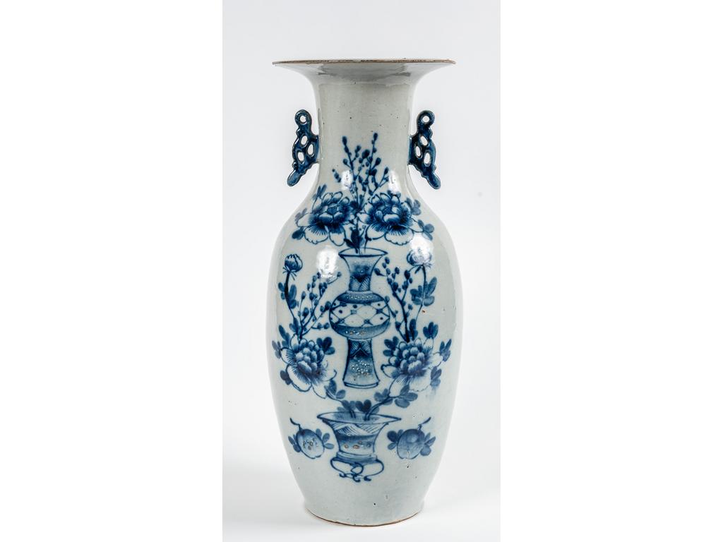 CHINE : Grand vase balustre en grès émaillée à décor bleu et blanc de vases fleuris. (défauts d'émaillage et un élément surdécoré postérieurement). Hauteur : 53 cm.