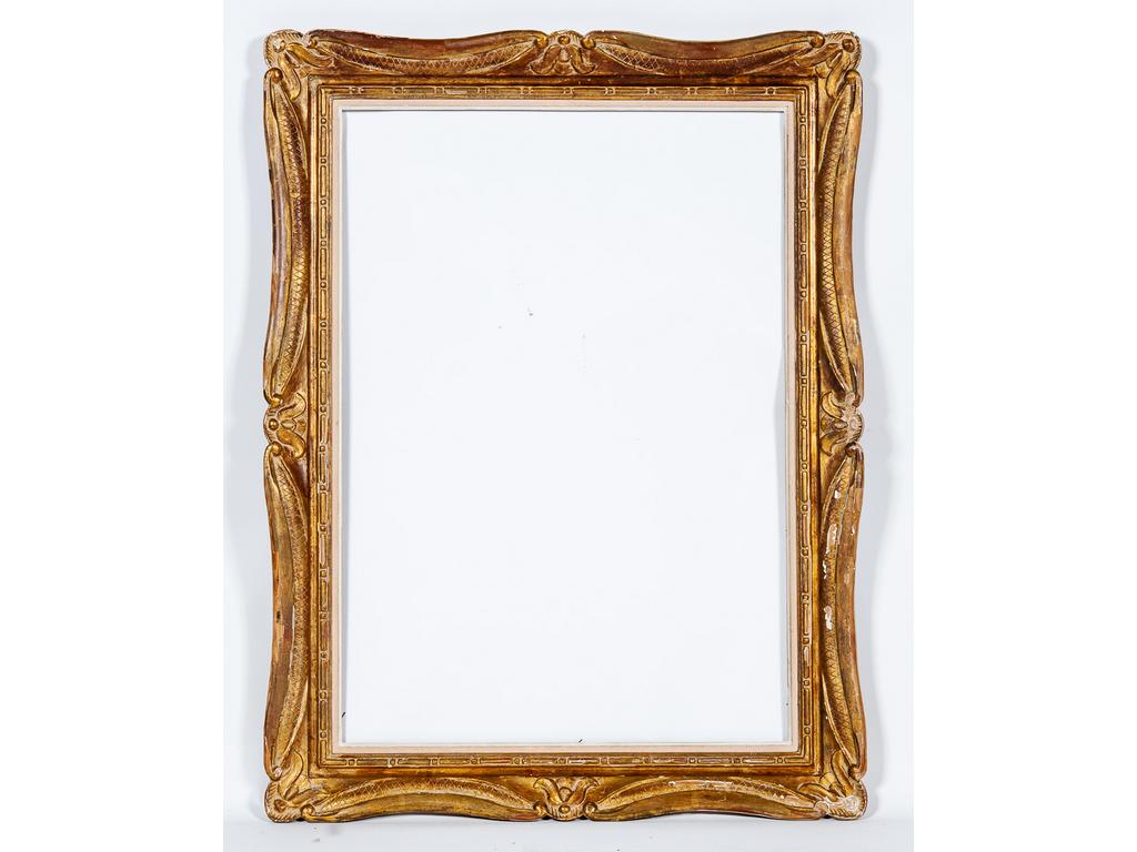 Un cadre en bois sculpté et doré à décor de résille et feuilles d'eau signé BOUCHE. Dim extérieures : 114 x 85 cm et dim intérieures : 93 x 65 cm. On y joint un cadre en bois laqué gris : Dim extérieures : 99 x 85 cm et dim intérieures : 61.5 x 46.5 cm.