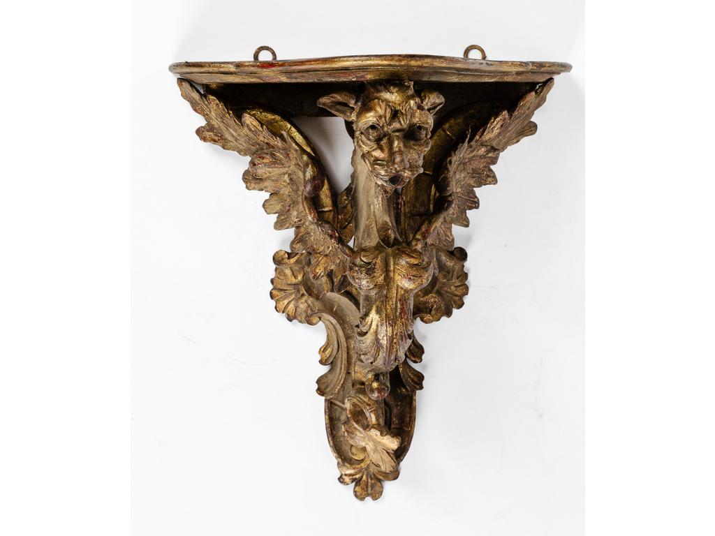 Console d'applique en bois sculpté et doré à décor d'une chimère. Epoque XIXème siècle. (Partie redorées). Dim : 45 x 37.5 x 22 cm.