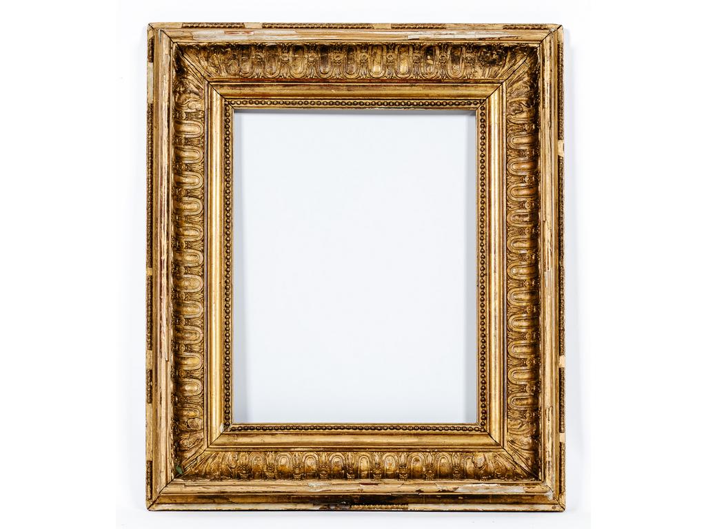 Cadre en bois et stuc doré d'oves piastres et rais de perles. Epoque XIXème siècle. (Redoré, accidents et manques). Dim ext : 61 x 52.5 cm et dim int : 41.5 x 32.5 cm.